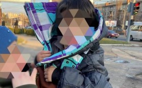 Un băiețel de 3-4 ani a fost găsit DEZBRĂCAT pe strada Decebal din Capitală. Poliția încearcă să stabilească identitatea părinților